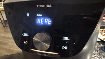 Primer plano de las perillas de control de temperatura de la freidora de aire Toshiba de 7.7 cuartos