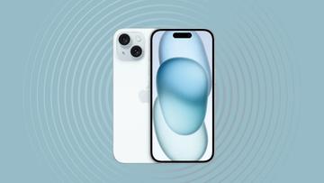 Apple iPhone 15-smartphone visas mot en blå bakgrund