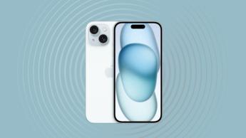 Apple iPhone 15-smartphone visas mot en blå bakgrund