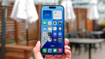 Uma pessoa segurando o novo smartphone Apple iPhone 16