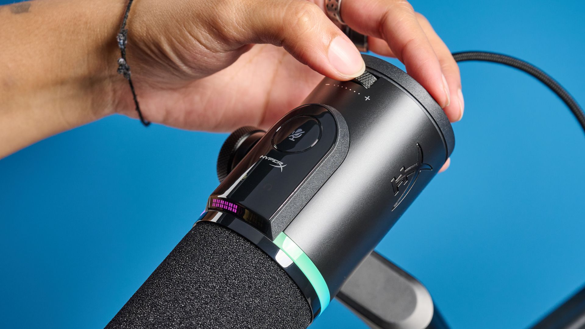 Das HyperX Flipcast Streaming-Mikrofon, montiert an einem Schwenkarm mit RGB-LED-Beleuchtung, verfügt über XLR- und USB-C-Anschlüsse.