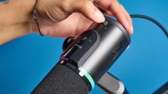 Das HyperX Flipcast Streaming-Mikrofon, montiert an einem Schwenkarm mit RGB-LED-Beleuchtung, verfügt über XLR- und USB-C-Anschlüsse.