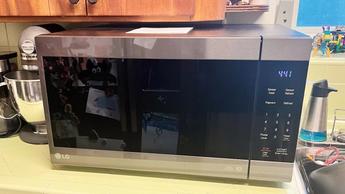 Horno de microondas LG LMC2075ST siendo probado en una cocina doméstica