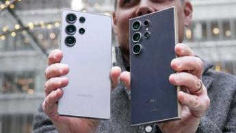 Una persona sostiene un Samsung Galaxy S25 Ultra junto a un Galaxy S24 Ultra