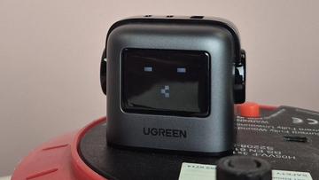 Træt ansigt, der reagerer på at tilslutte UGreen Nexode RG 65W opladeren