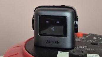 Træt ansigt, der reagerer på at tilslutte UGreen Nexode RG 65W opladeren