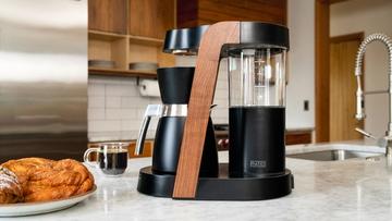 La macchina da caffè Ratio Eight Series 2 su un piano cucina