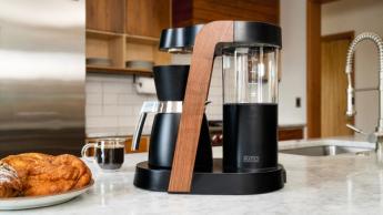 A cafeteira Ratio Eight Series 2 exibida em uma bancada de cozinha moderna