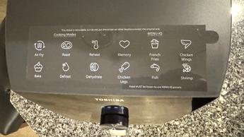 Vista superior del panel de control de la freidora de aire Toshiba de 7.7 cuartos