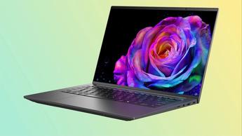 Acer Swift X 14-bärbar dator på ett skrivbord