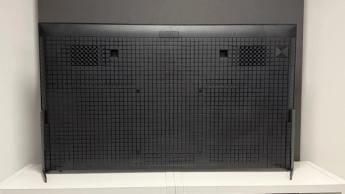 55-дюймовый телевизор Sony Bravia 8 II QD-OLED на белом столе демонстрирует яркий документальный фильм о природе