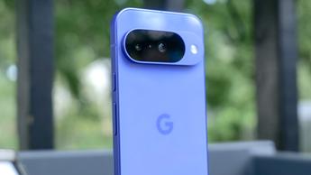 Pessoa segurando um smartphone Google Pixel 10