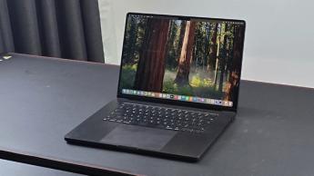 창의적인 스튜디오에서 사용 중인 16인치 MacBook Pro(M4 Pro 칩 탑재)