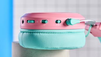 Ett rosa och turkost Cooler Master CH351 trådlöst gaming-headset med vadderade öronkuddar