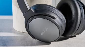 Schwarze Earfun Tune Pro Kopfhörer mit weichem Kunstleder und grauen Ohrmuscheln vor blauem Hintergrund