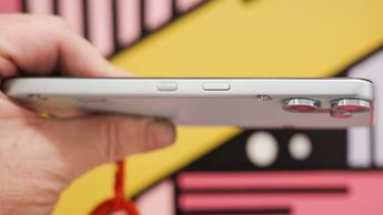 Sidevisning af CMF Phone 2 Pro i lysegrøn, hvor der er fokus på knapperne i venstre side og kameramodulet bagpå