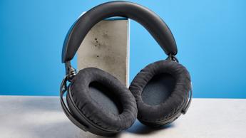 Et trådløst HyperX Cloud Alpha 2 gaming-headset med ørepuder af memoryskum