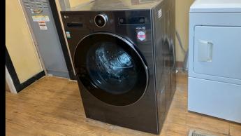 Gros plan sur le lave-linge séchant frontal intelligent LG de 5,0 pieds cubes