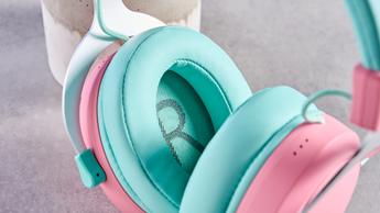 Ett trådlöst Cooler Master CH351 gaming-headset i rosa och teal