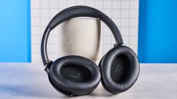Die Earfun Wave Life Over-Ear-Kopfhörer mit schwarzen Ohrmuscheln, taktilen Tasten für aktive Geräuschunterdrückung und Lautstärke sowie um 90 Grad drehbaren Ohrmuscheln
