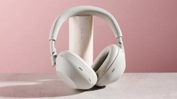 Sony WH-1000XM6 trådløse hovedtelefoner lænet op ad en pæl