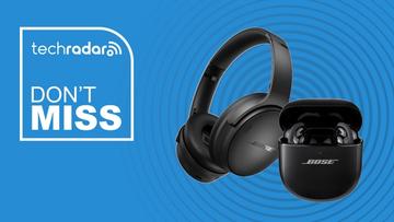 Bose QuietComfort hovedtelefoner og ultra ørepropper vist på blå baggrund sammen med TechRadar tilbudsbadge