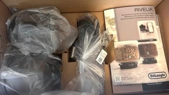 Cafetera De'Longhi Rivelia dentro de su caja con el empaque original