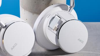 Die AKG N9 Hybrid Kopfhörer vor blauem Hintergrund