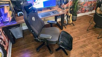 Secretlab Otto fotstöd placerat framför en gamingstol vid en modern skrivbordsmiljö