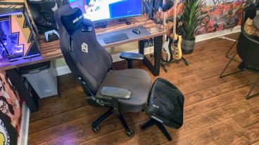 モダンなデスク環境で、ゲーミングチェアの前に配置されたSecretlab Ottoレッグレスト