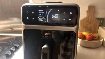 Dreo ChefMaker Combi Fryer di atas meja dapur dengan makanan di dalamnya