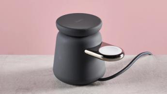A parte traseira do carregador sem fios, mostrando o módulo de carregamento do Apple Watch e a ligação de alimentação integrada