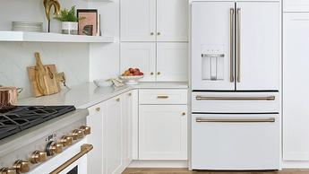 Refrigerador Café CVE28DP4NW2 de 27.6 pies cúbicos, de 4 puertas tipo francés en una cocina moderna