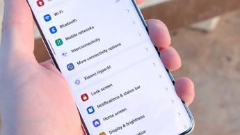 Smartphone Xiaomi 15 Ultra mostrando una función de captura de pantalla potenciada por IA