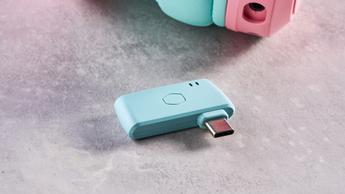 Ett rosa och turkost Cooler Master CH351 trådlöst gaming-headset på vit bakgrund