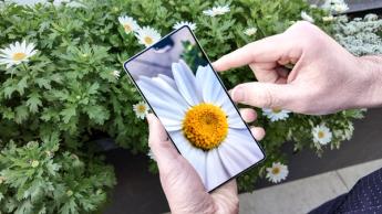 Pantalla del Samsung Galaxy S25 Ultra mostrando una foto vibrante de una flor