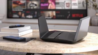 Framsidan av Netgear Nighthawk RAXE500 WiFi 6E-router