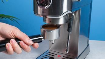 La macchina per espresso Casabrews 5418Pro in acciaio inox con lancia vapore, tre pulsanti frontali e manometro