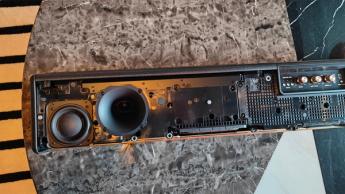 Детальный вид кнопок управления саундбара Marshall Heston 120