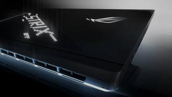 Asus ROG Strix Scar 16 2025 노트북의 힌지와 후면 쿨링 시스템 클로즈업