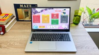 En recensionsenhet av Acer Aspire Go 15 (2024) på ett skrivbord som kör Dicey Dungeons