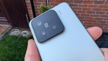 Close-up do smartphone Xiaomi 15 mostrando seu design e tela