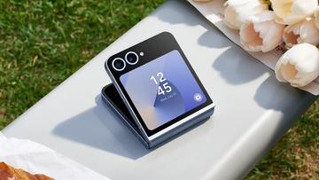 Samsung Galaxy Z Flip 6-smartphone vikt på ett bord
