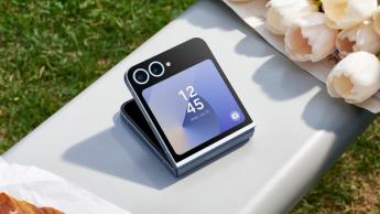 Samsung Galaxy Z Flip 6-smartphone vikt på ett bord