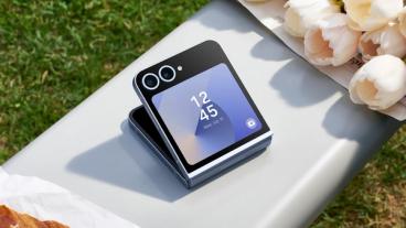 Смартфон Samsung Galaxy Z Flip 6, сложенный на столе