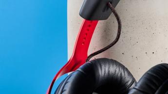 Ett svart och rött HyperX Cloud III S trådlöst gaming-headset på en vit bakgrund