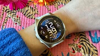 Et nærbillede af Garmin Fenix 8-smartwatchet på en persons håndled