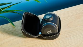 A cafeteira portátil Wacaco Picopresso dentro da sua bolsa de transporte