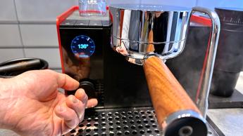 Painel de controle da máquina Fellow Espresso Series 1 com botões e display