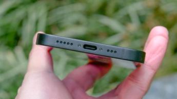 Vista em close do conector USB-C para carregamento no smartphone iPhone 16e